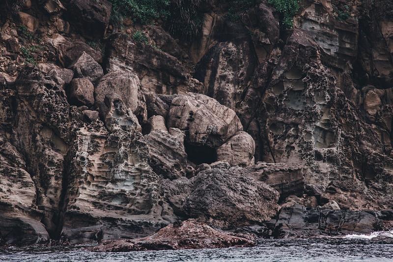 海に削られた褐色の崖