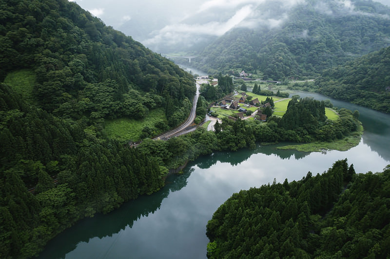 '霧が立ち込む渓谷'