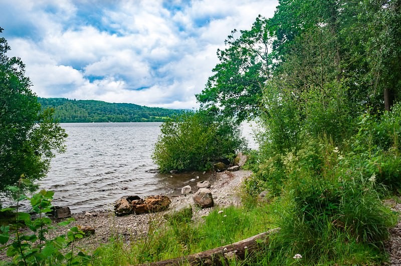 遊歩道から覗くウィンダミア湖