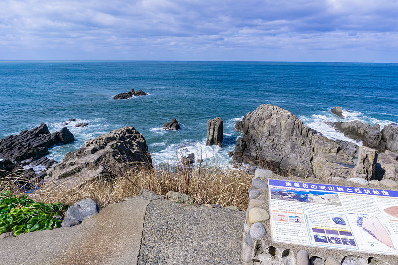 遊歩道から見る千畳敷のあたりと説明パネル