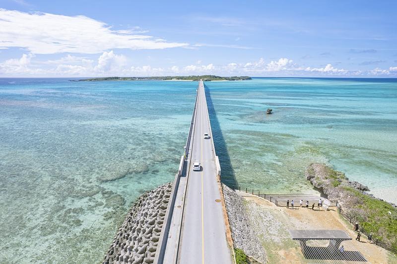 '池間大橋駐車場の上空から見る池間島'