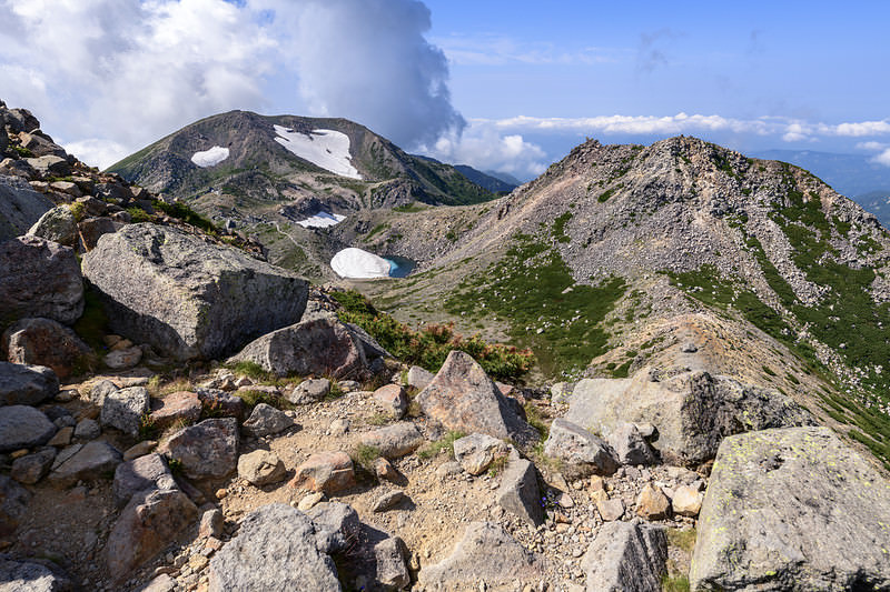 '白山御前峰から剣ヶ峰と大汝峰を見る'