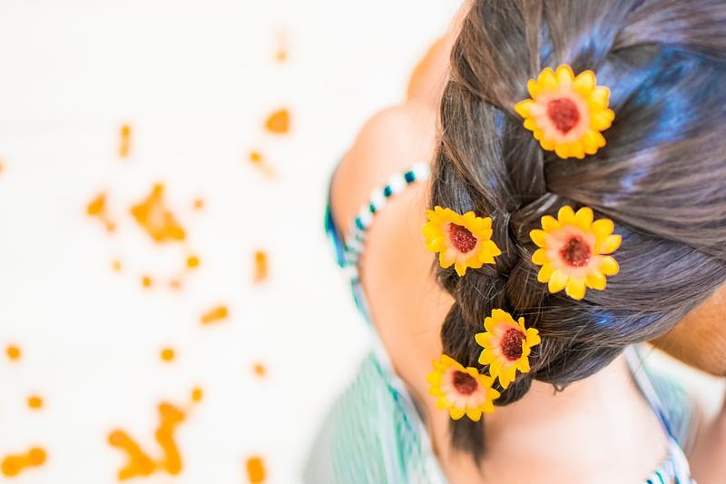'夏のひまわり髪飾りで彩る乙女の後ろ姿'