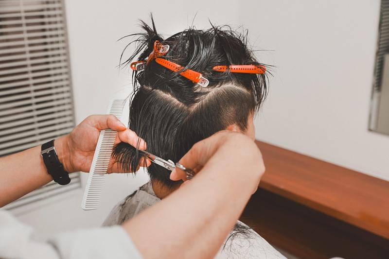 'コームとシザーを使用したカットシーン'