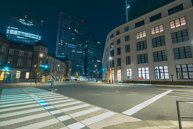 '深夜の東京駅南口の歩道橋から見たKITTE丸の内の様子'