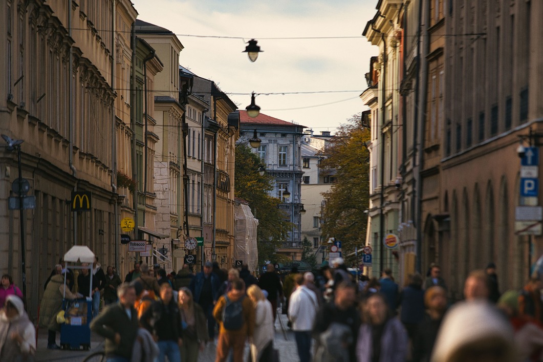 'クラシックな建築と現代の賑わいが交差する通り'