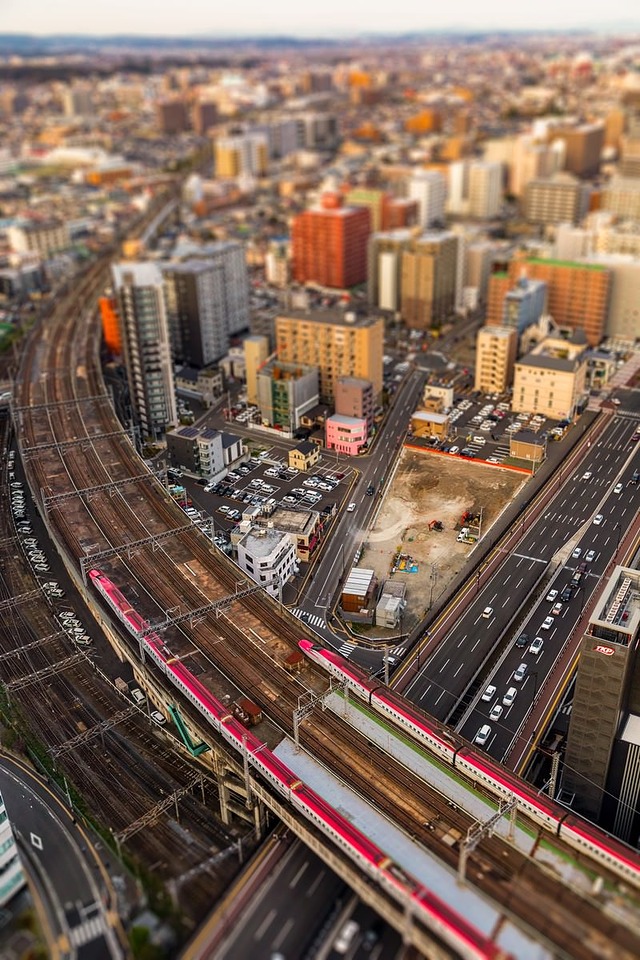 'ジオラマ風仙台を通過する新幹線'