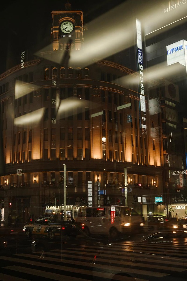 '銀座和光ビルの夜景とタクシーが行き交う交差点'