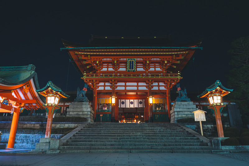 '昼間とは全く違う雰囲気を見せる夜の伏見稲荷大社楼門'