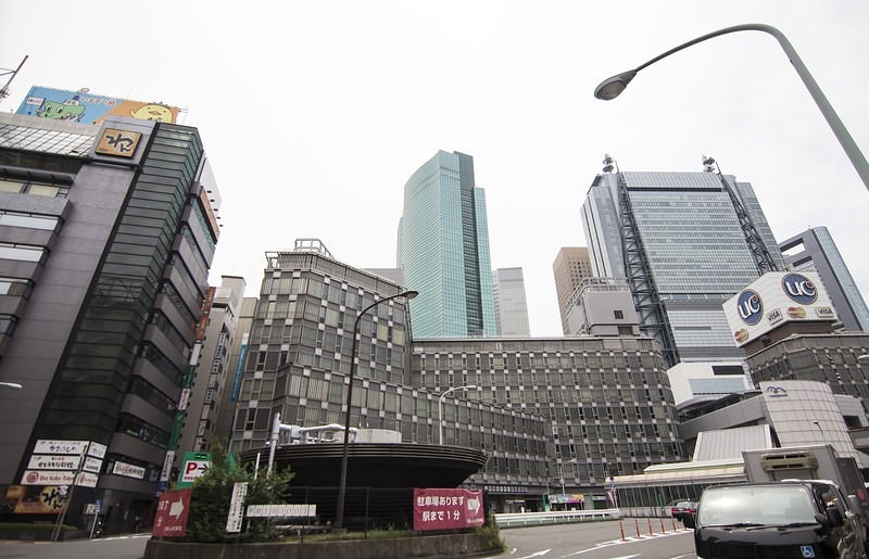 '新橋駅前のビル街'