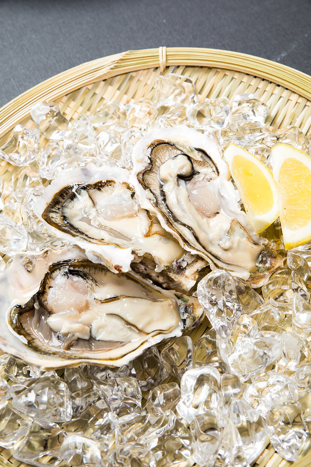 氷の上に盛り付けられた恵比須牡蠣