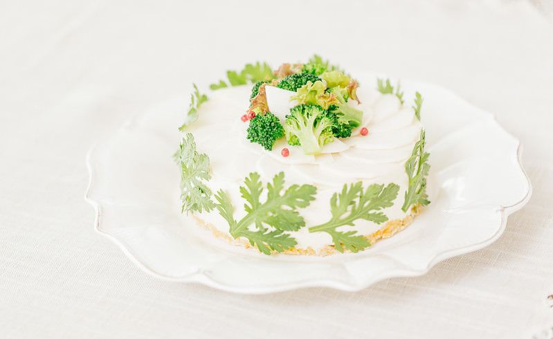 ブロッコリーのデコレーションと春菊に包まれた