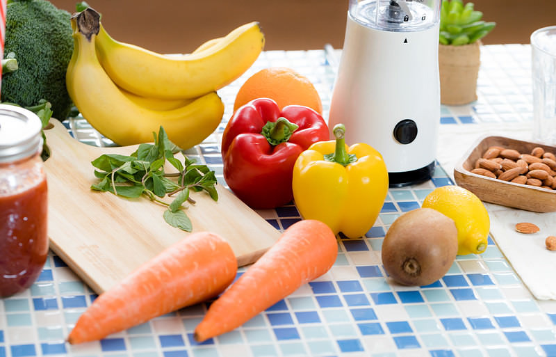 スムージー用のニンジンやパプリカなどの野菜