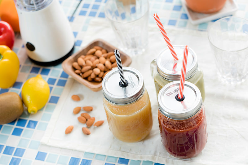 ストローが刺さったスムージー瓶