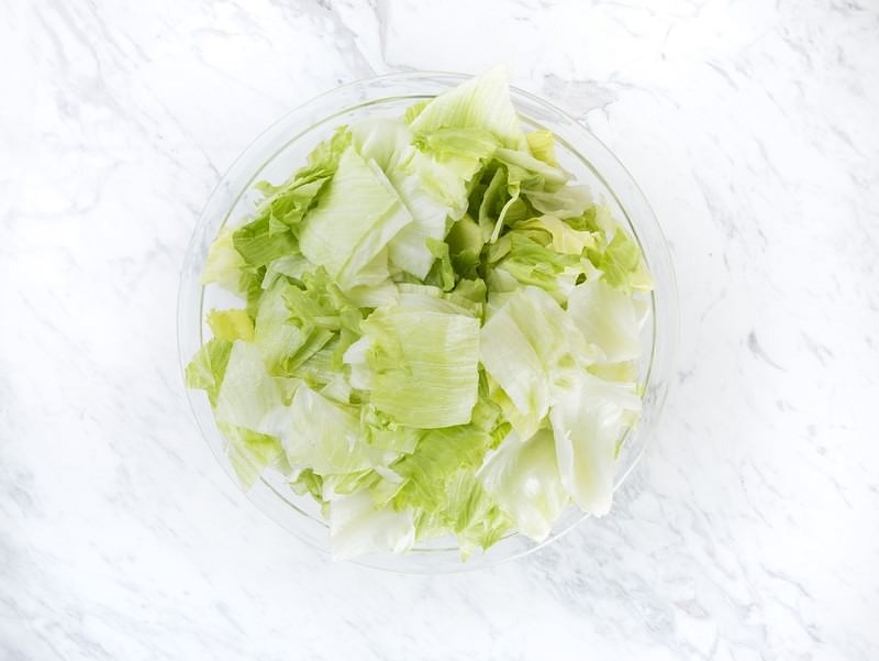 'ボールに入ったレタス'