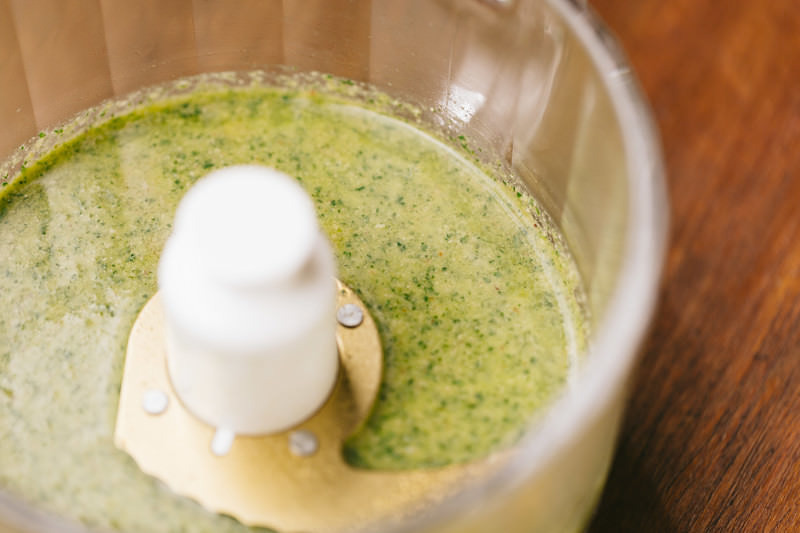 小松菜にはちみつやきび砂糖を加えてミキサー