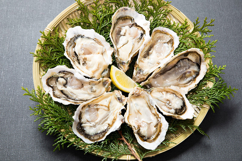 'ザルに盛り付けた生牡蠣'