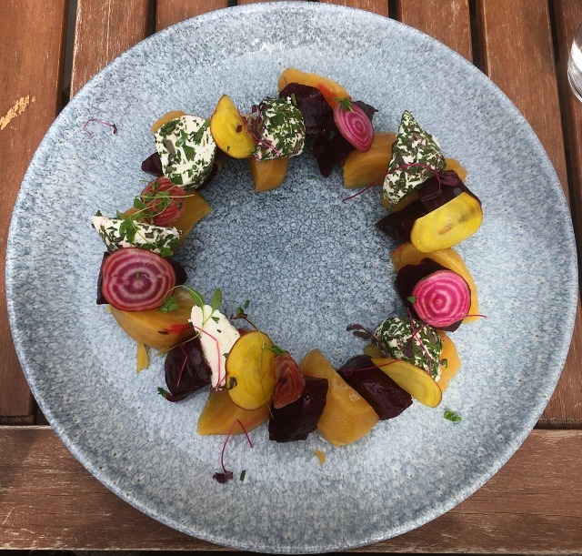 ビーツと山羊チーズのサラダ