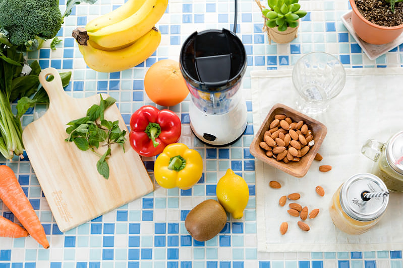 色とりどりの新鮮野菜とスムージーセット