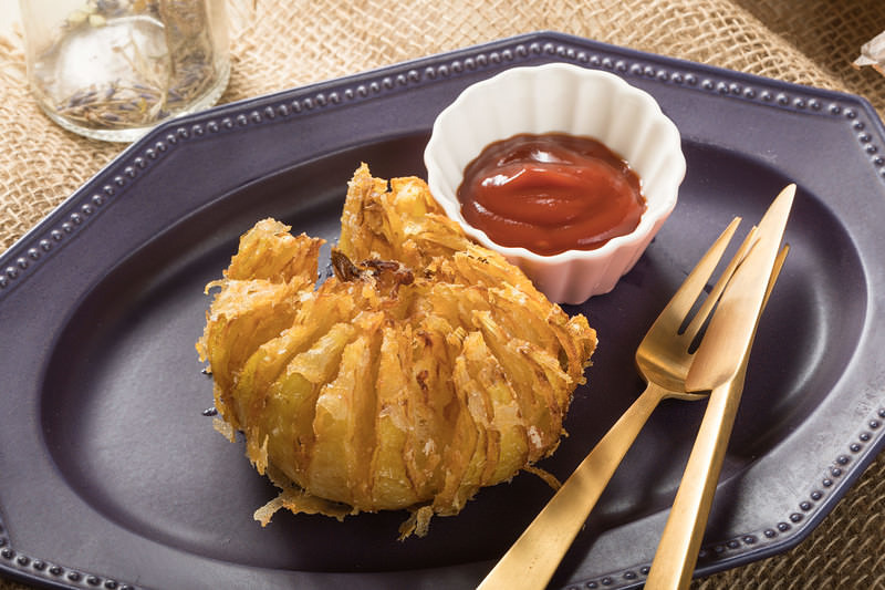 うま味と塩気が絶妙なタマネギ丸ごとフライ