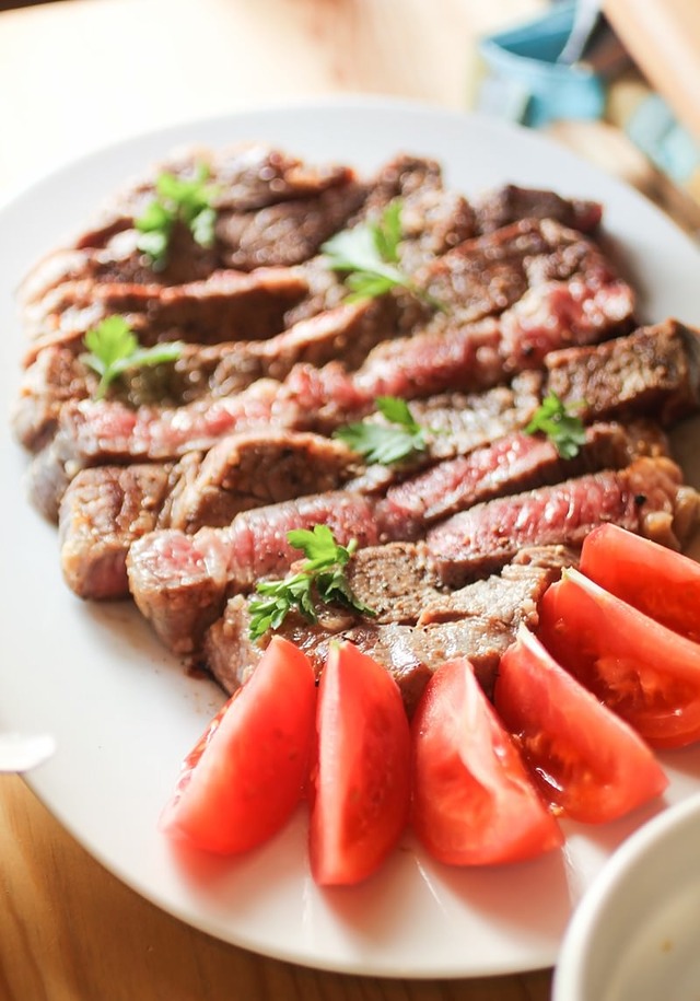 'ステーキとトマトのカット'