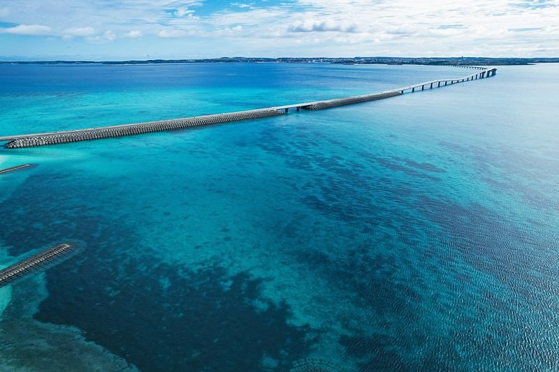 '宮古島の海を突っ切るエメラルドグリーンの伊良部大橋'