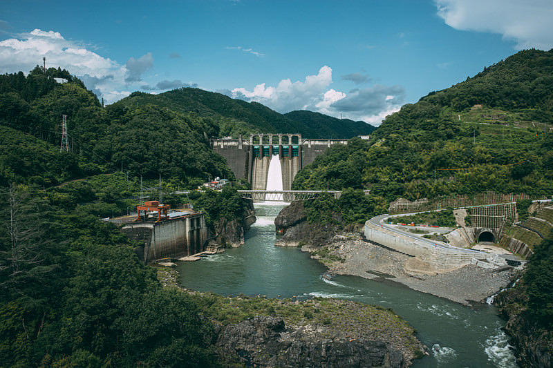 '丸山ダムから続く川'