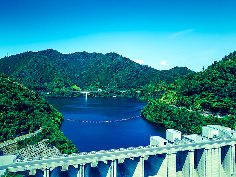 '岡山県鏡野町の奥津湖と苫田ダムの堤体と秋の風景'