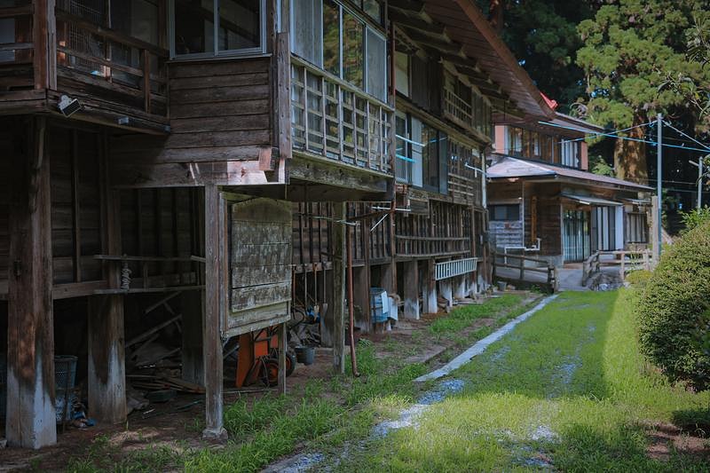 東堂山満福の古い建物に沿う道