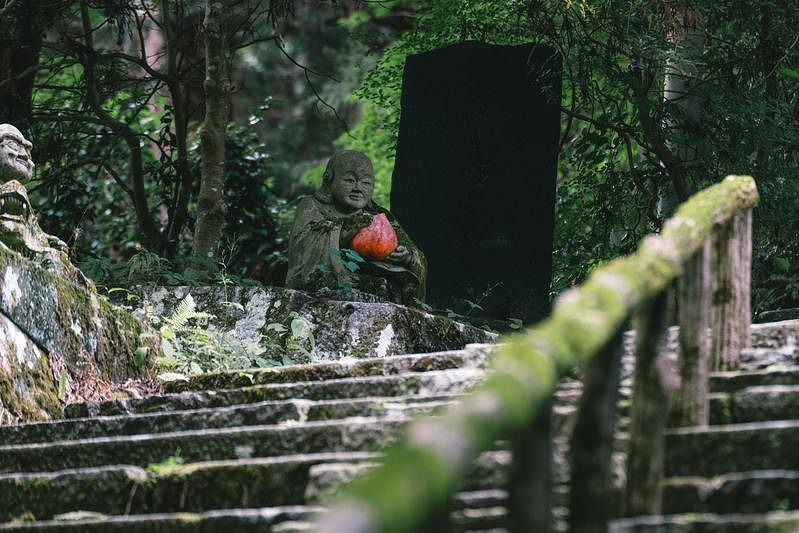 '石段の上の羅漢像と堂山満福寺'