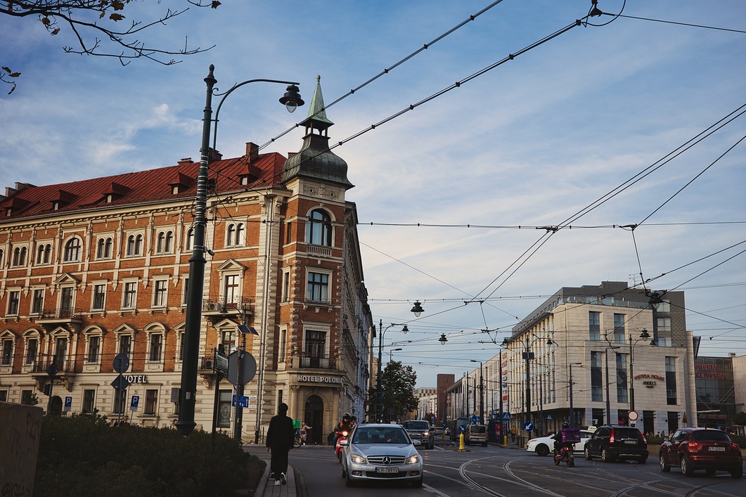 '電車架線が交錯するクラクフの街並み'