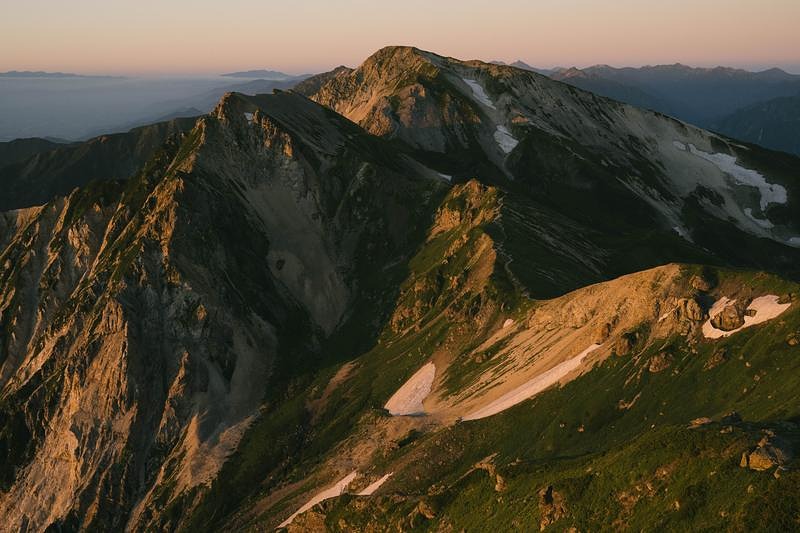 ご来光の光に染まる白馬杓子岳と白馬鑓