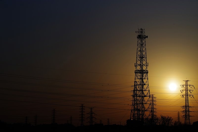 '霞む空に夕日と送電線'